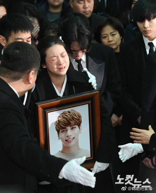 如何看待shinee成员钟铉死亡