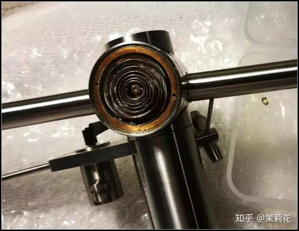 用以给唱臂中心轴施加固定拉力,在使用过程中发现fr64的发条结构能