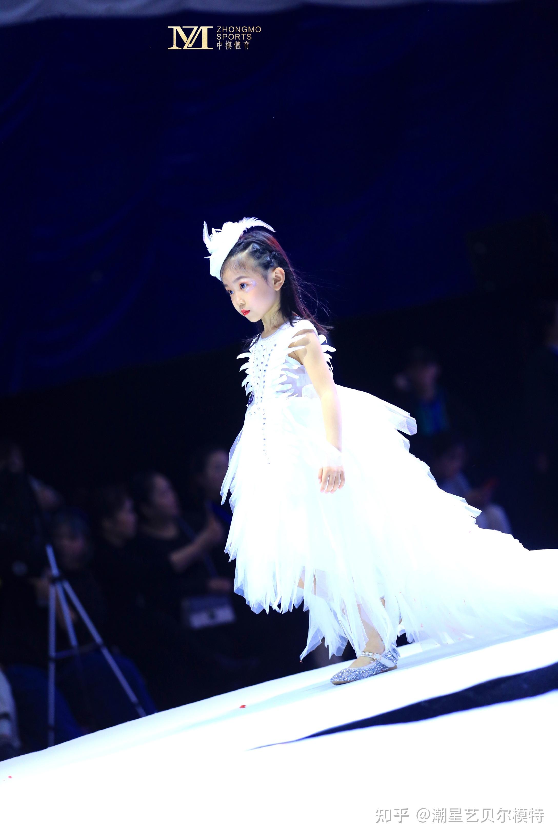 学模特可以克服孩子的胆小和紧张感