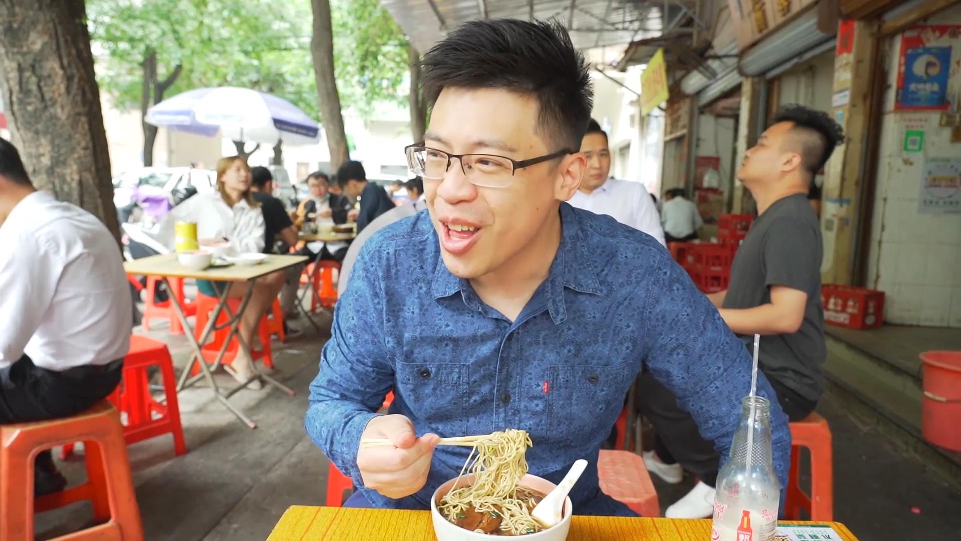 老板,您这汤面还卖五块钱一碗吗?