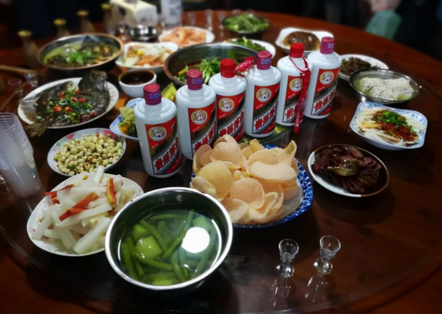 才明白陪领导参加饭局这3类白酒不能带上桌否则降职又降薪