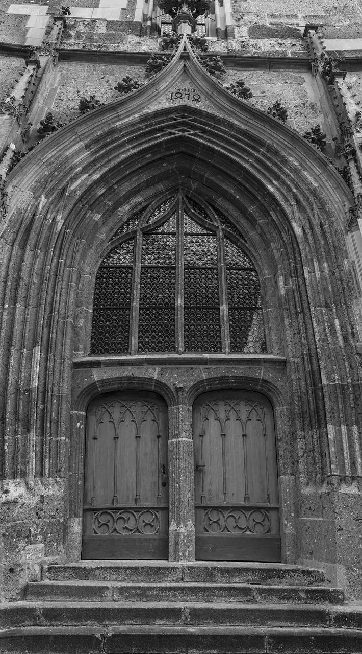 灰色点缀什么颜色好