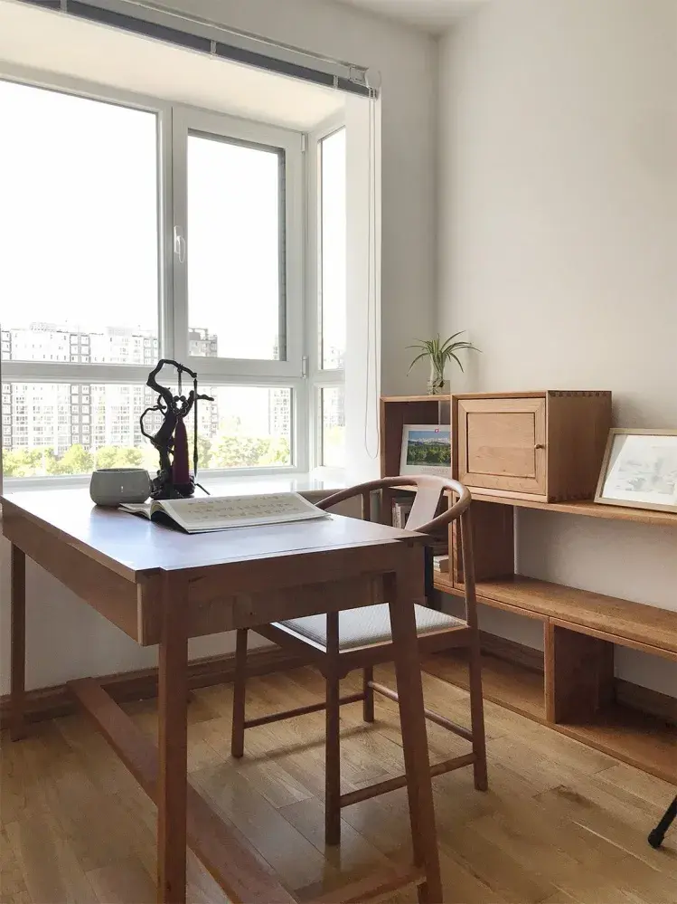 1,独立书房△居中摆放如果书桌摆放在独立书房,空间允许的情况下,最好