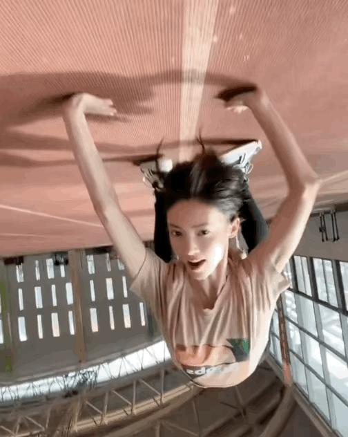 4月15日,金晨在抖音平台发布了一个奇奇怪怪的下腰视频.