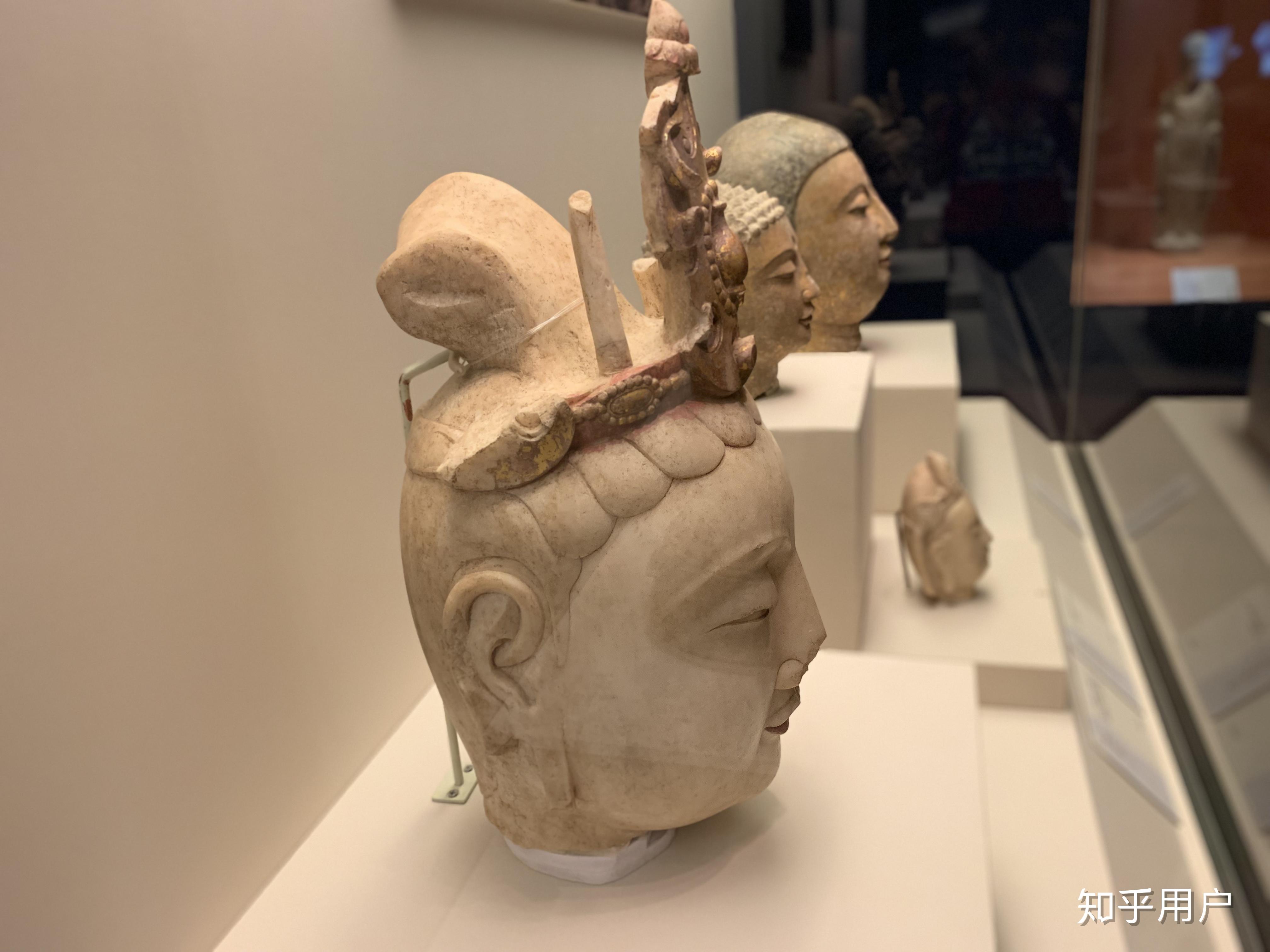 为什么古希腊古风时期的雕塑都要有微笑