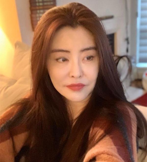 王祖贤晒自拍眼神迷离 看破红尘入空门 一代美人孤独终老 知乎