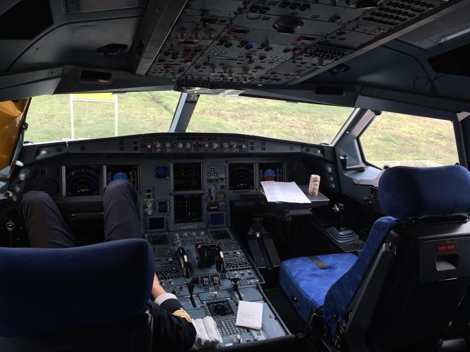 飞机驾驶舱的储物空间? - 知乎