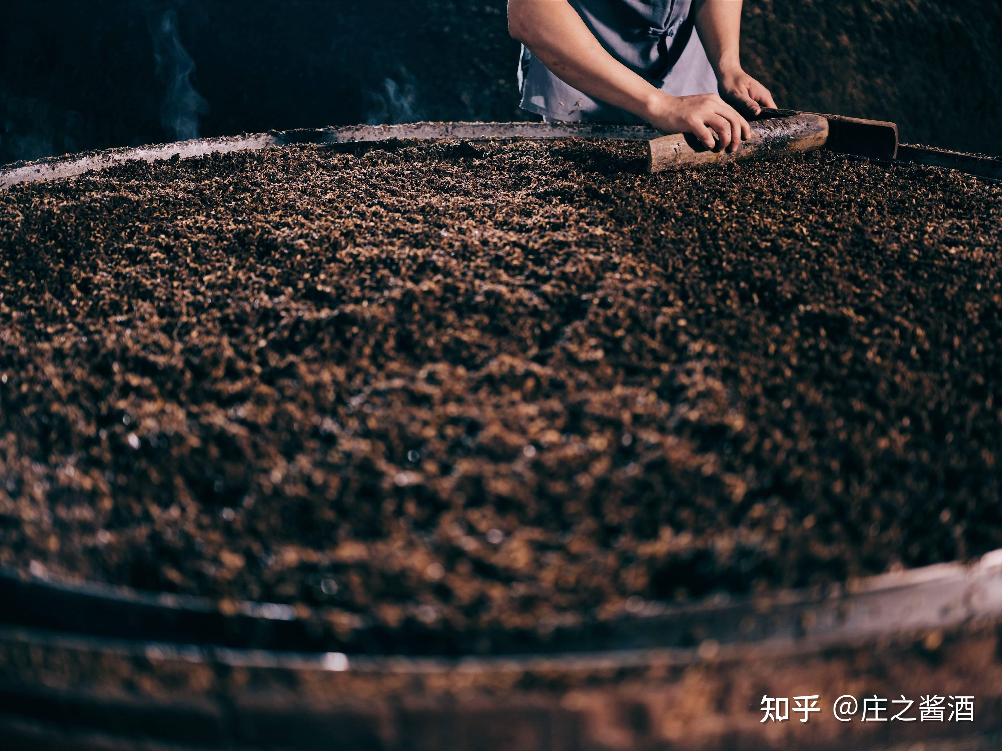 答:优质酱香酒的制造过程,从原料进厂到成品出厂,主要包括选料,制粬