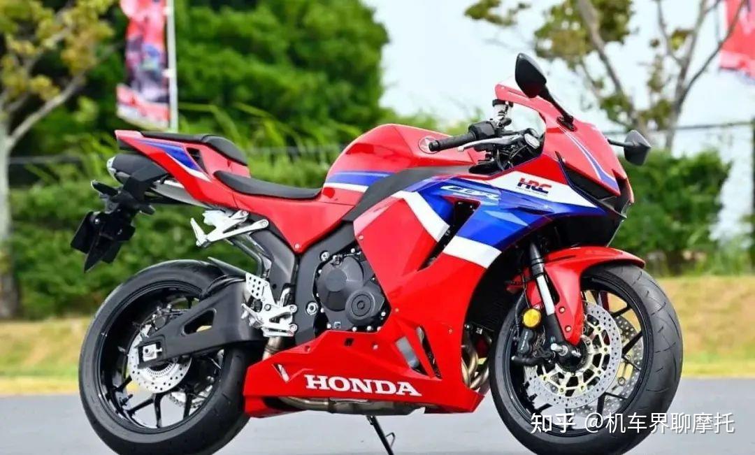 制动方面采用前tokico四活塞卡钳 310mm双浮动碟盘,后日清双活塞卡钳