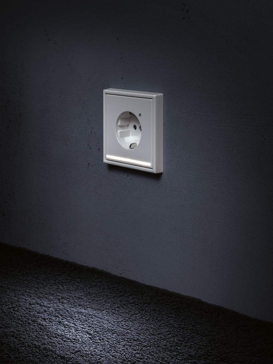 如何遮挡电视墙插座