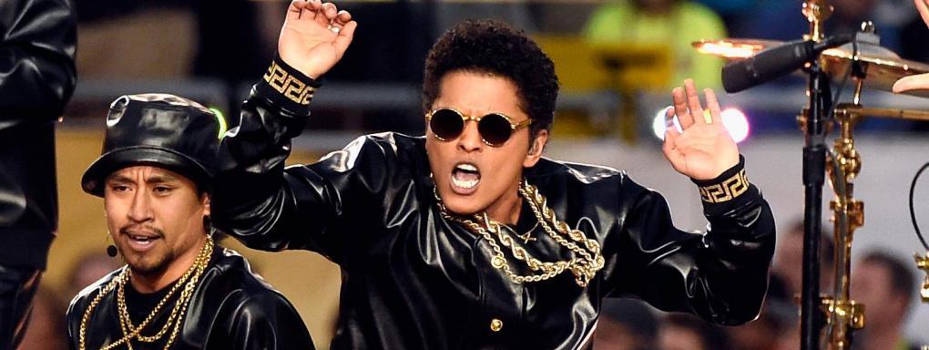 火星哥每次演出的伴舞周围那群人好像都是一样的那是他的御用班底吗