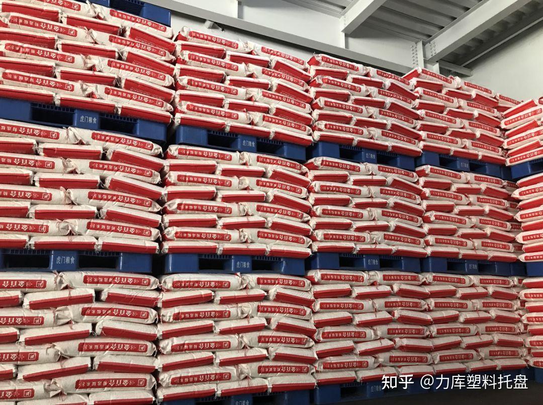 袋装产品的货物,如面粉,淀粉,pvc等一系列产品堆放时应按照五花垛的