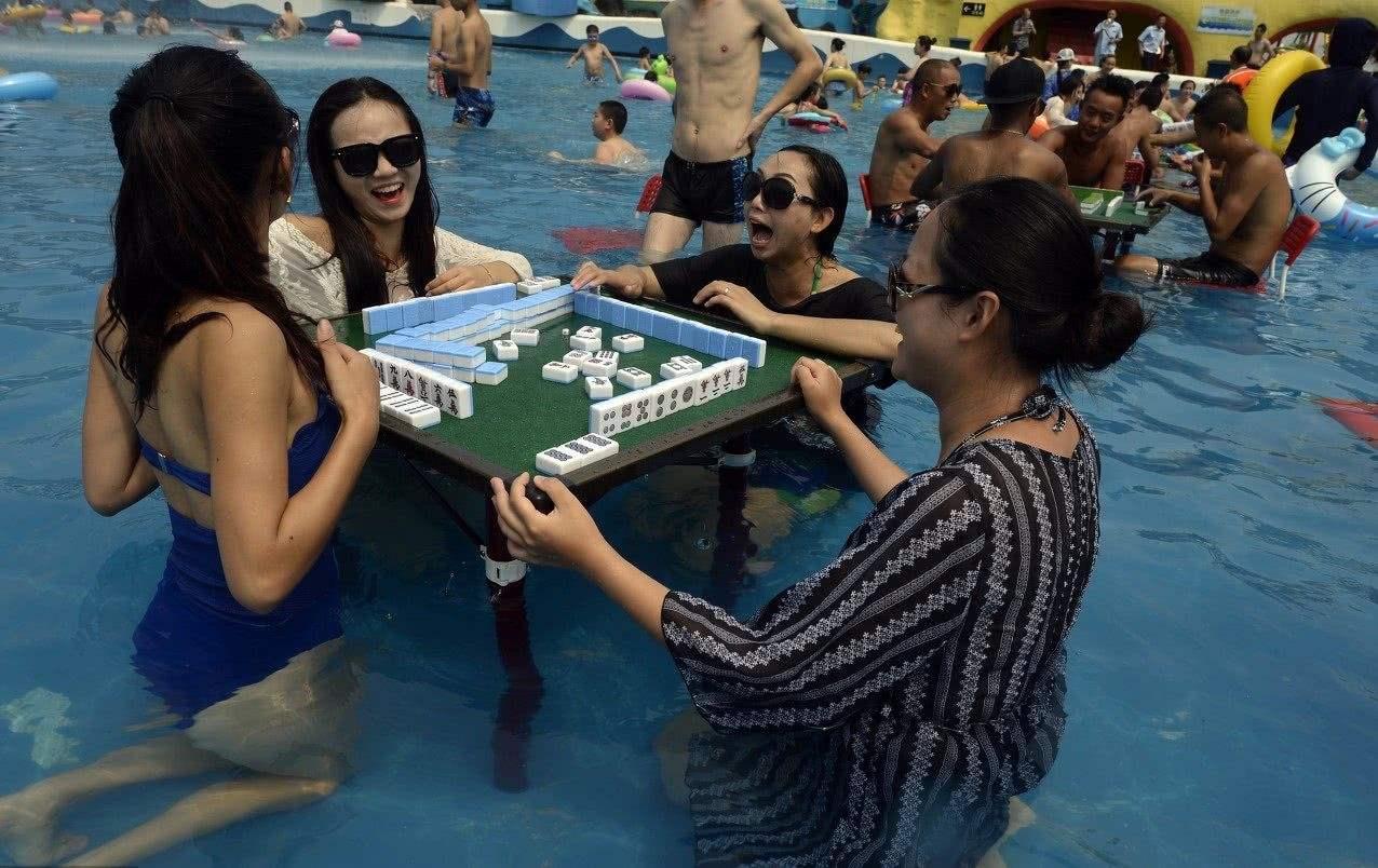 成都暴雨,四位大妈坐在洪水中打麻将,四川人到底有多爱搓麻将?