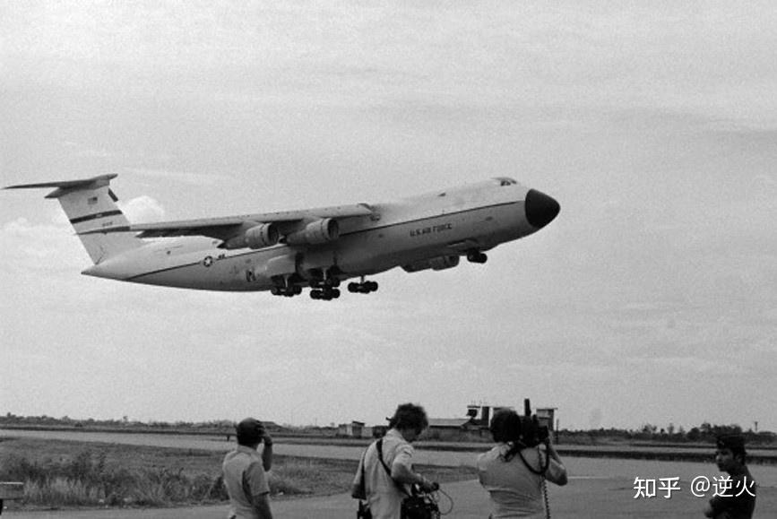 多名越南兒童死傷飛機艙門高空爆裂美國越戰的慘痛空難