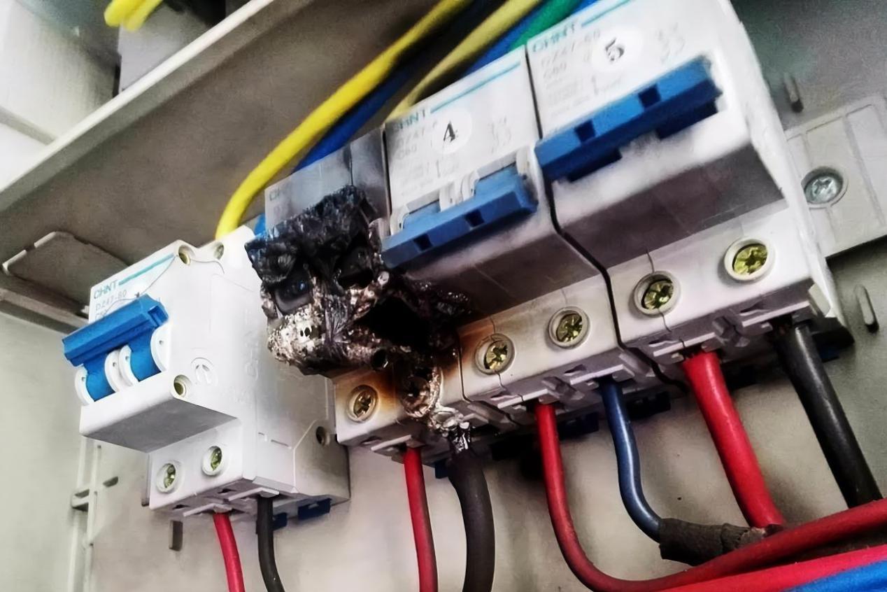 空气开关老跳闸这种情况千万不要强行重开有可能烧坏家电甚至引起火灾