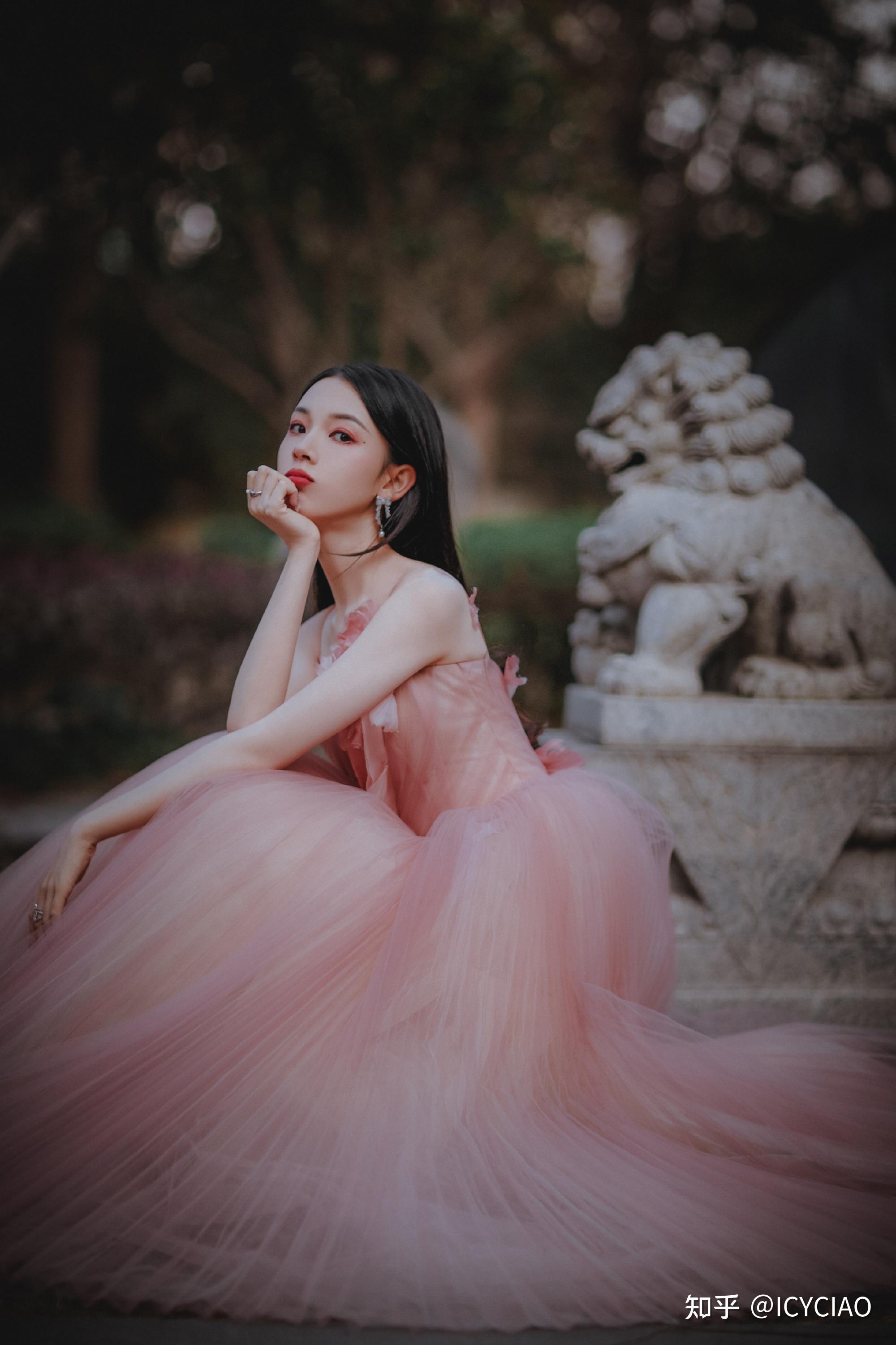 陈瑶身着藕粉花朵连衣裙亮相活动现场粉色缎面落花从胸前随裙摆飘逸