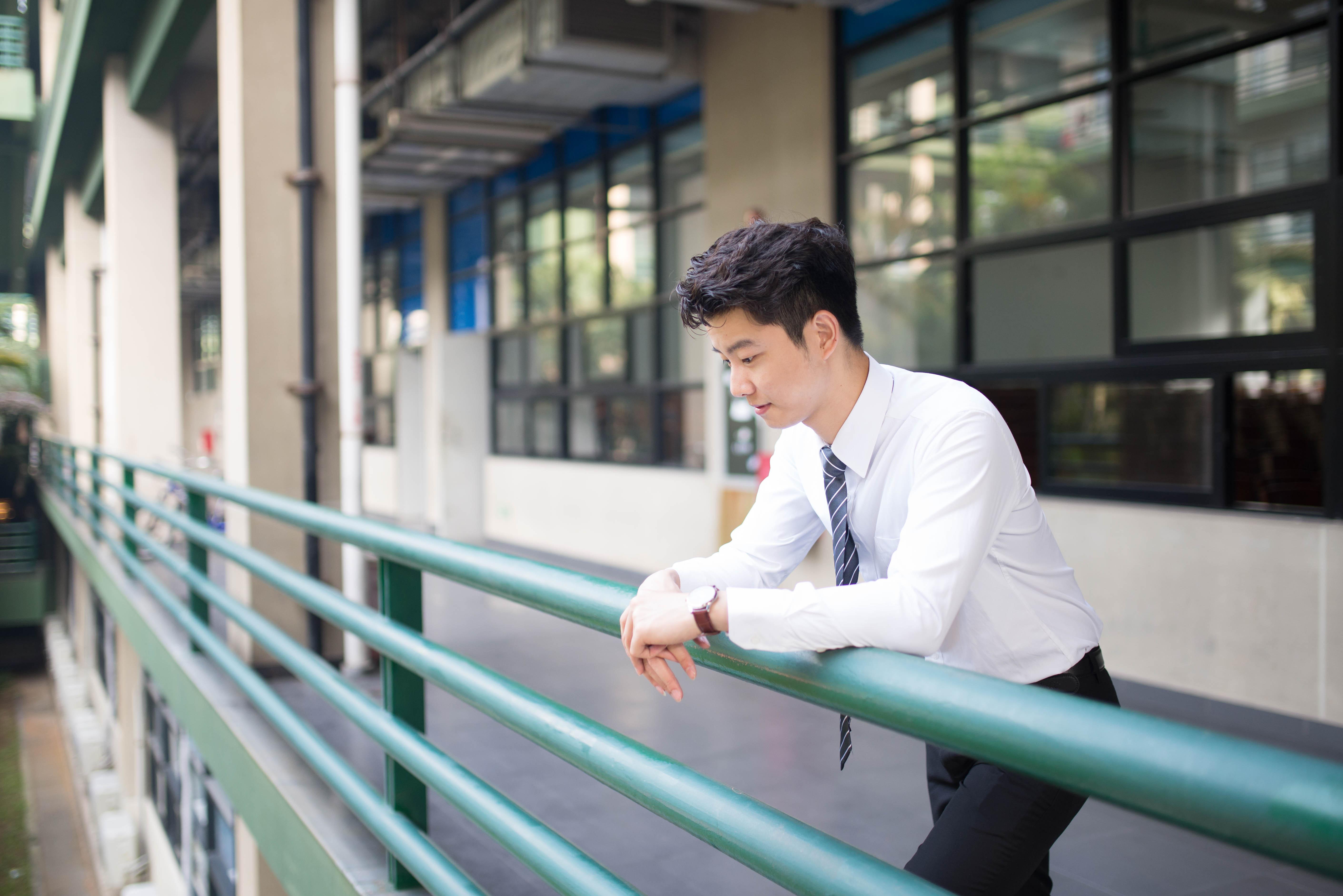 男生拍照时如何摆姿势