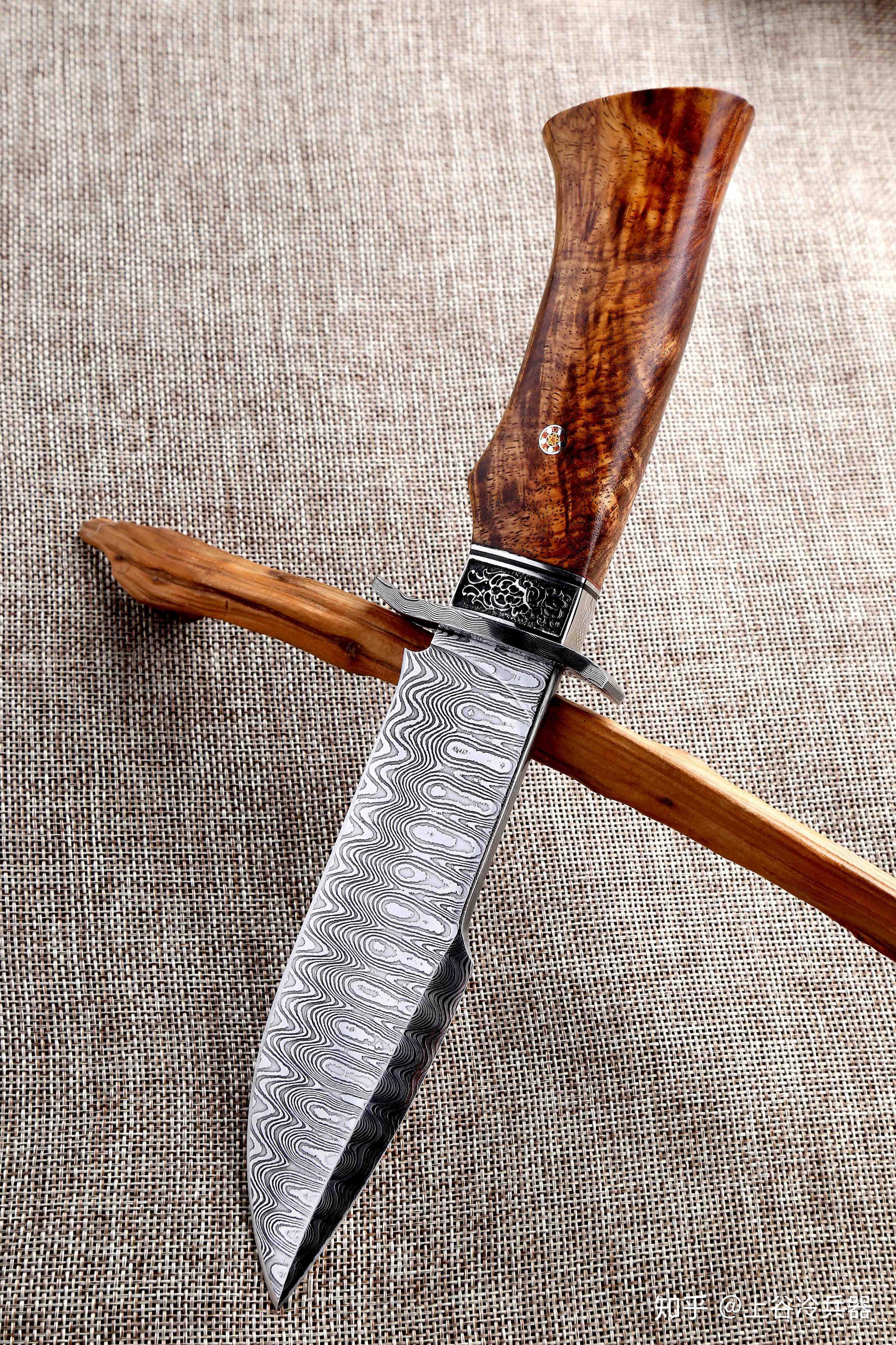 大马士革刀的花纹,是在折叠锻打的过程中自然形成的,每一把都独一无二