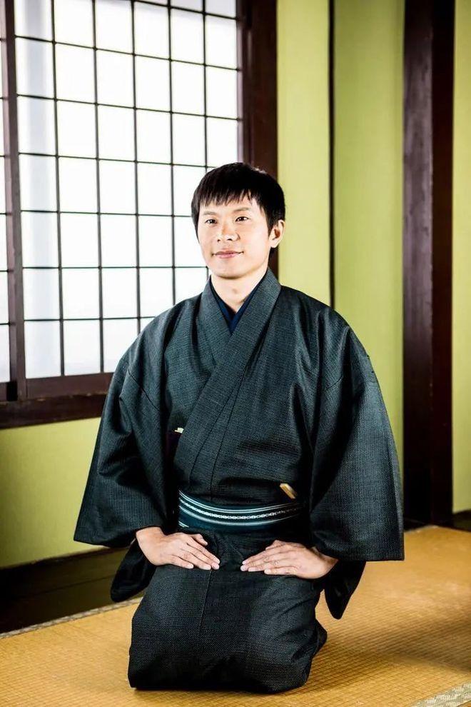 日本女性穿和服有保持袜底洁白(所以必须长时间跪坐)这一礼仪要求吗?