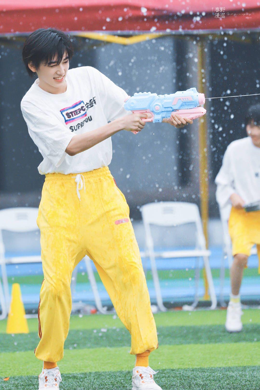 可以分享一些高清的宋亚轩壁纸吗