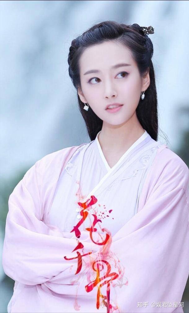 《心理罪》中,她是结局悲惨的初恋女友;《新世界》里,她是有情有义的