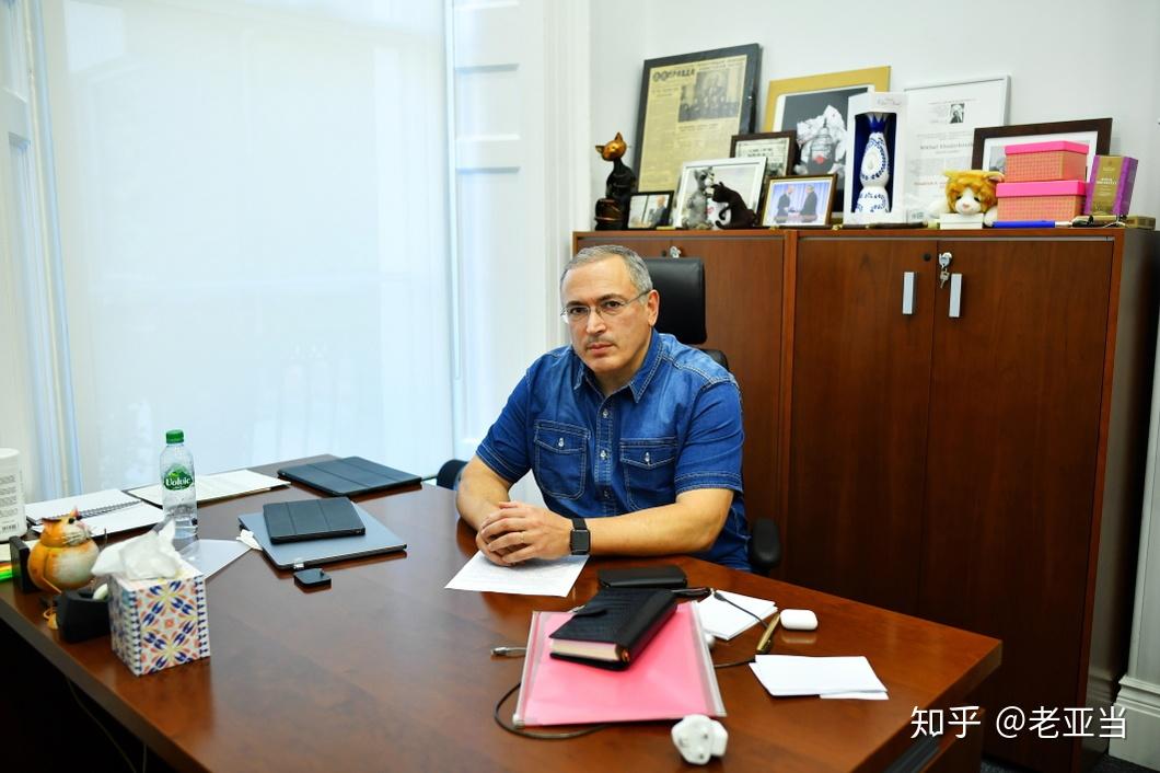 如何看待霍尔多科夫斯基与苏尔科夫的关系