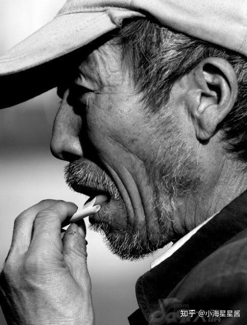 天阴沉着脸,昨天刚下过一场雨,此时走在路上,已有了一丝秋寒似水的