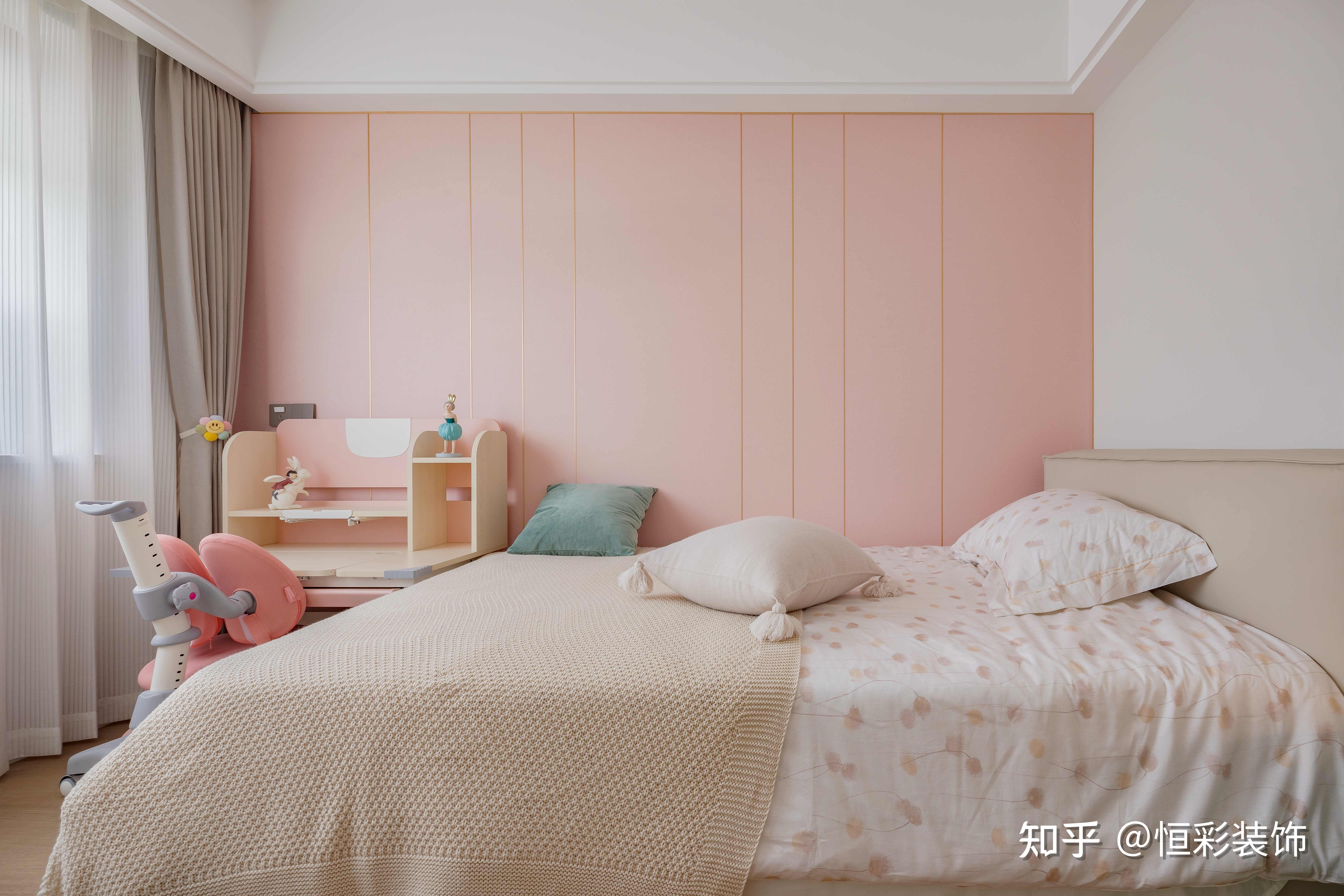 粉色背景墙是欧派的复合型背景材料,新型材料更环保,儿童房使用更放心