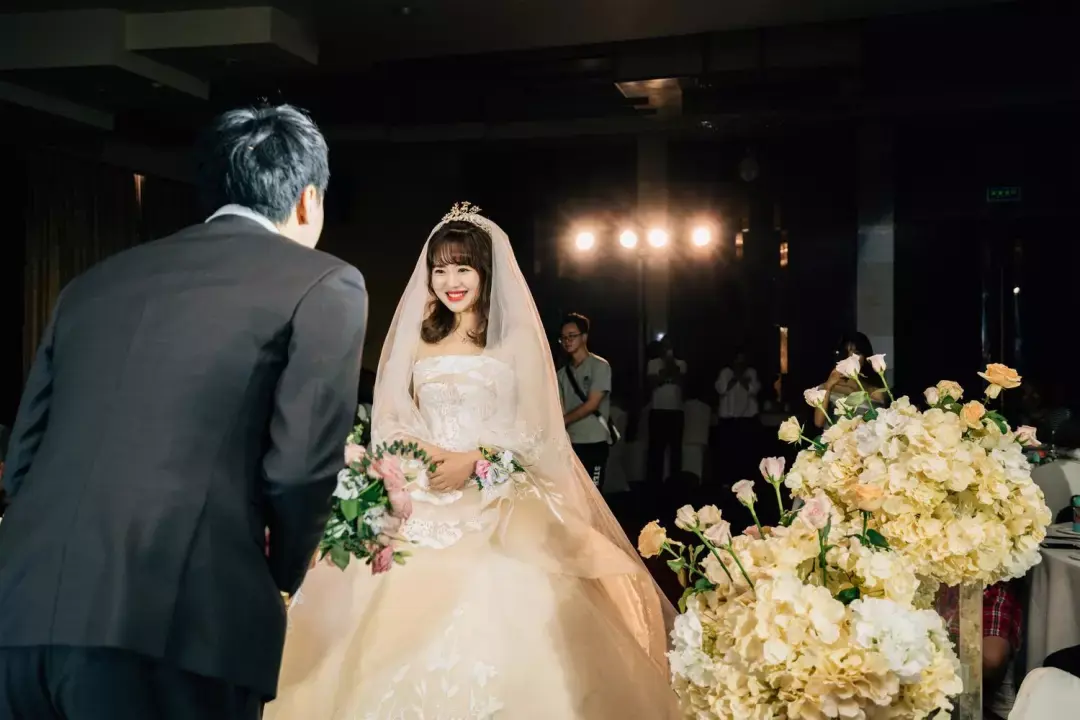 这位"不可能减肥"的新娘,婚礼现场真是太可爱啦! - 知乎