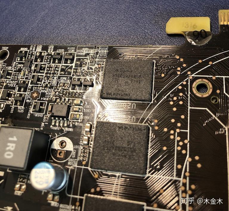 显存有点难拍,字迹很浅,勉强看到是海力士的gddr5显存颗粒,1颗512mb