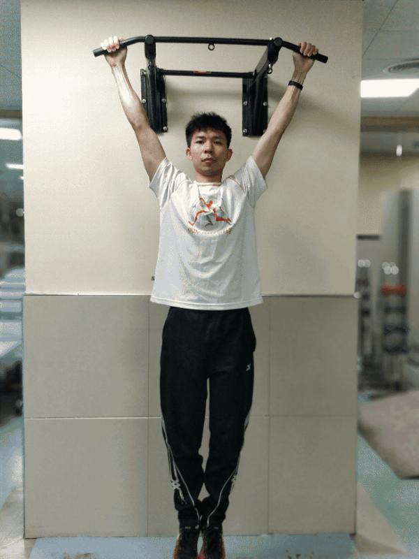 双手握紧单杠,使身体悬吊在空中,下肢左右摆动10-30度,5-8次为一组.