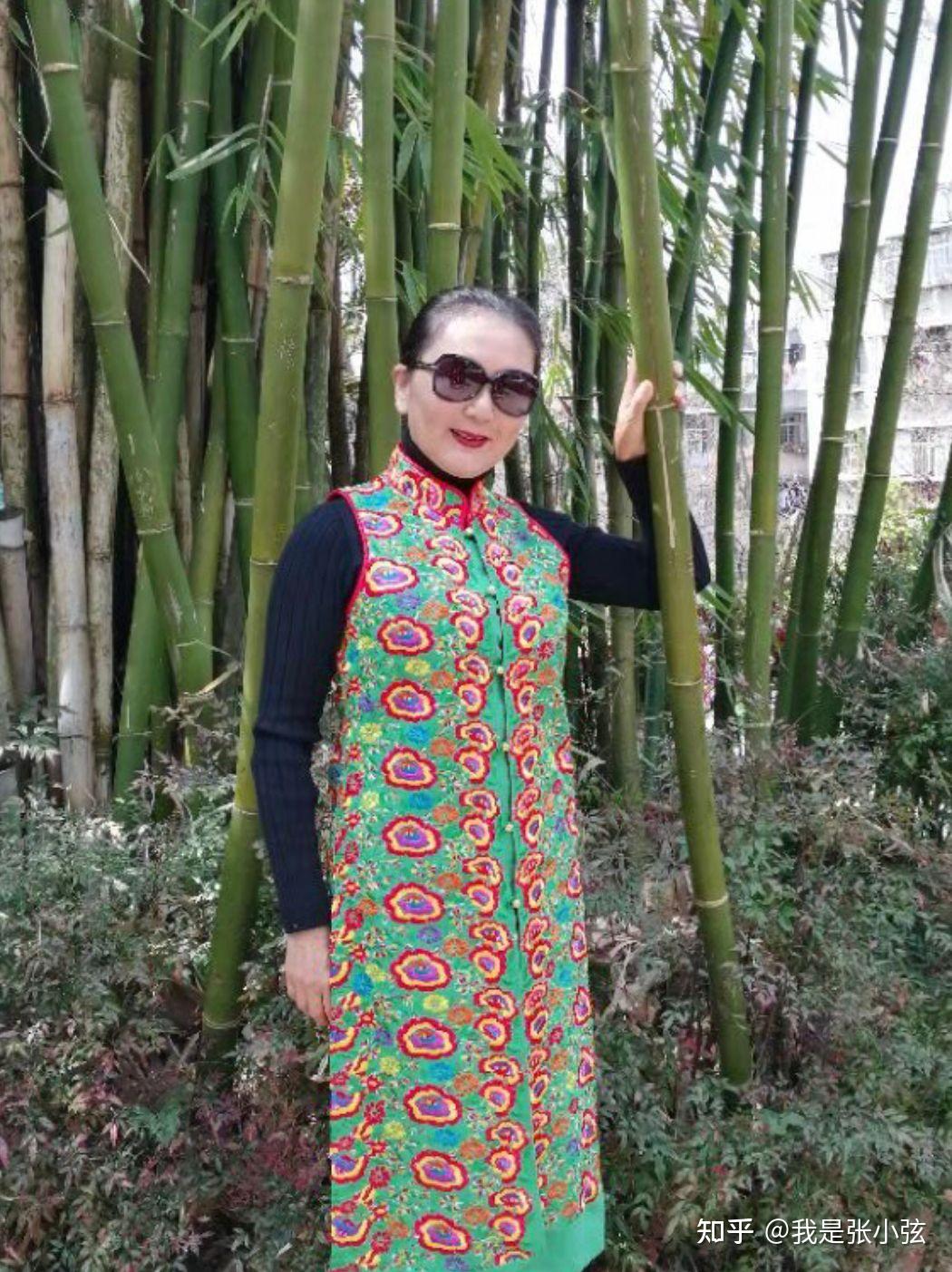 花衣服的影响:老土俗气,油腻感十足中老年女人穿花衣服,真的很容易