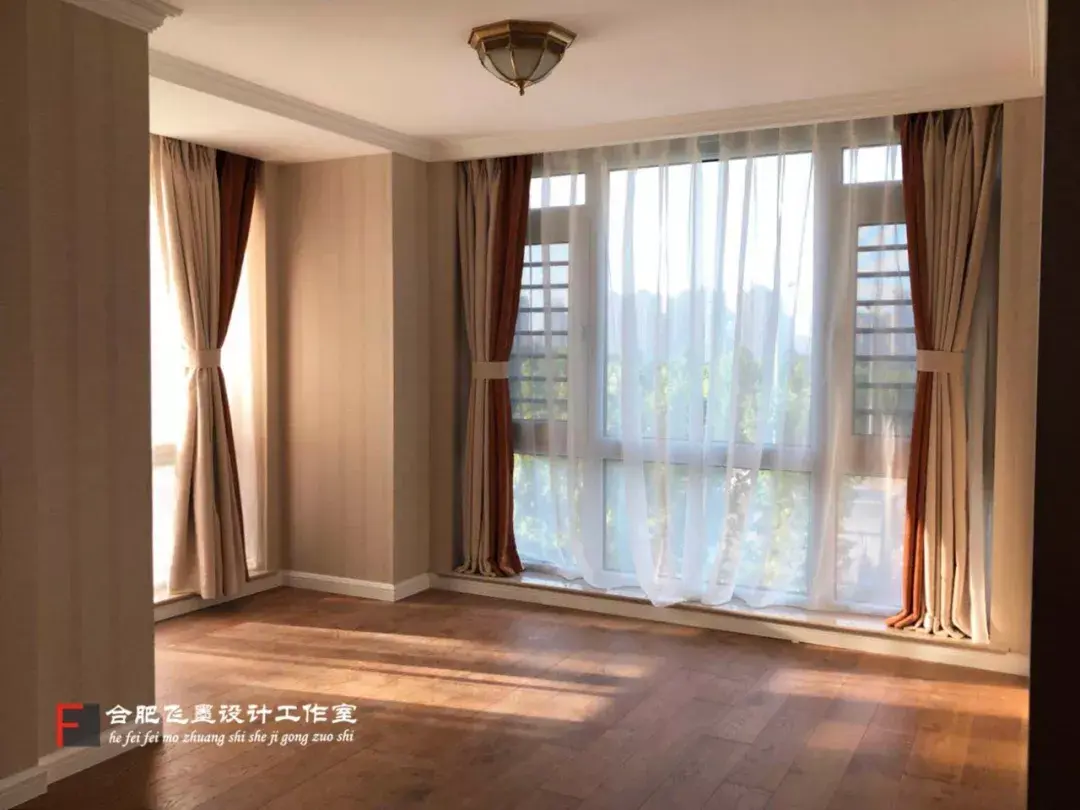 如果家里铺了木地板,装修整体偏浅色和暖调,窗帘也可以选择大地色系
