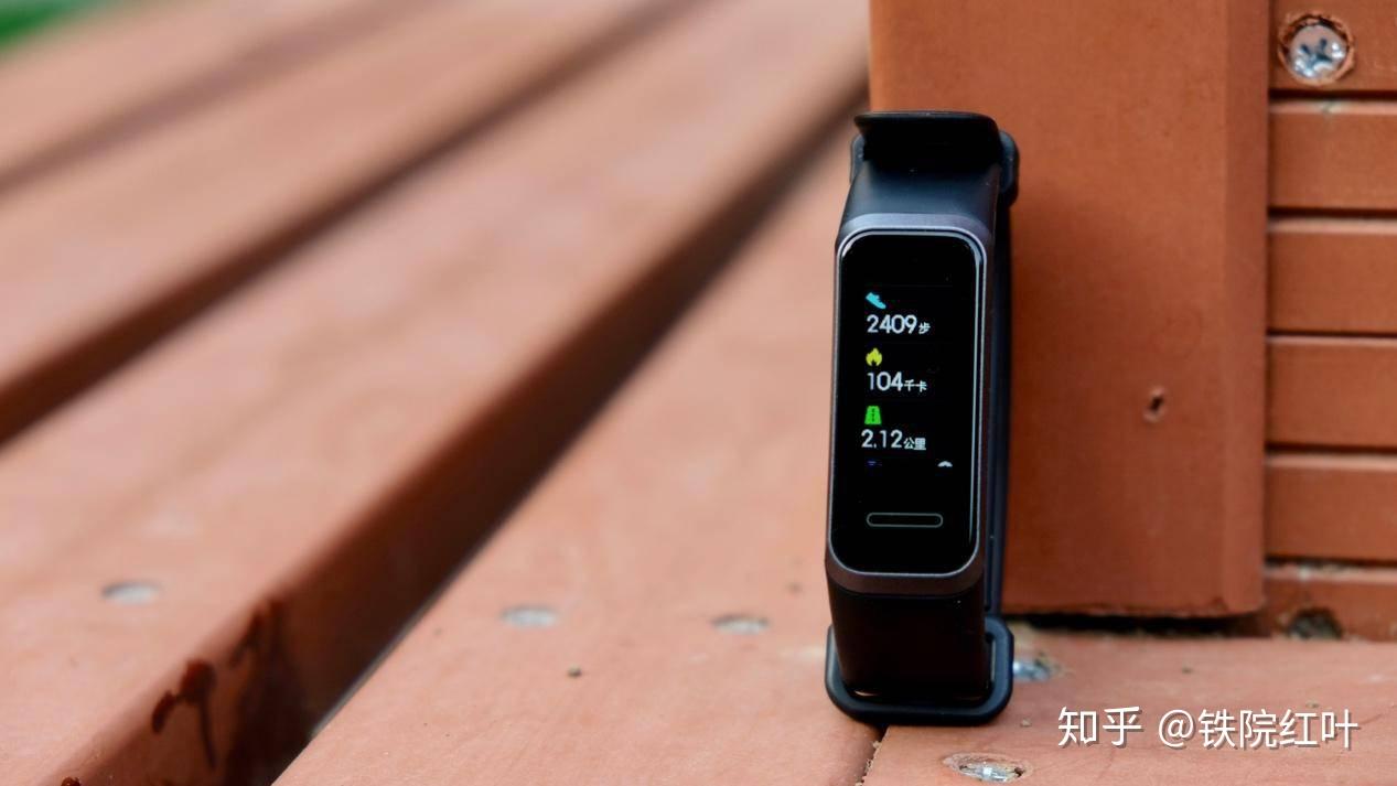 炫彩大屏 三大健康管理!华为手环4上手测评:运动健康全覆盖
