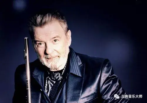 列侬在纽约寓所外被一名疯狂的歌迷马克.查普曼枪杀.