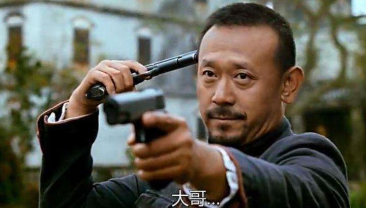 [問卦] 張麻子這拿槍的方式是甚麼操作