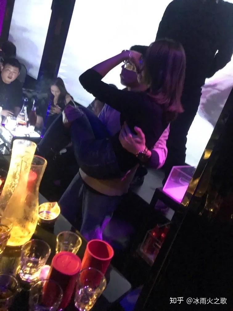酒吧乱嘛?