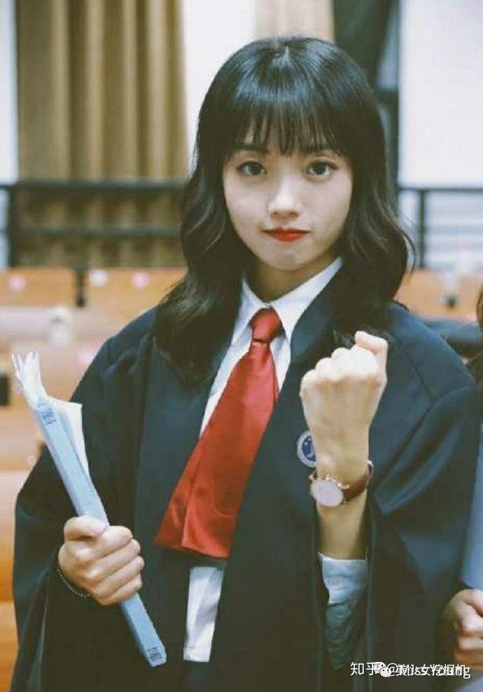 如何评价实习生邓冰莹在令人心动的offer中的表现