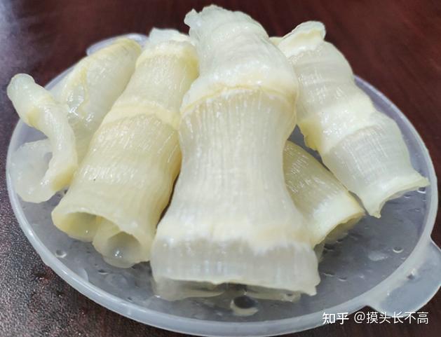 锅放水烧开,倒入料酒,把泡发的鱼肚汆烫至水再开,捞起过水几遍,挤干