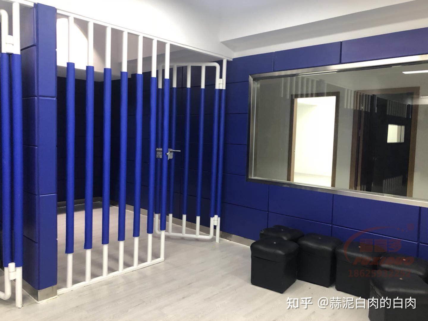 纪检委的审讯室是处理案件的重要场所,嫌疑人和囚犯都必须在审讯室