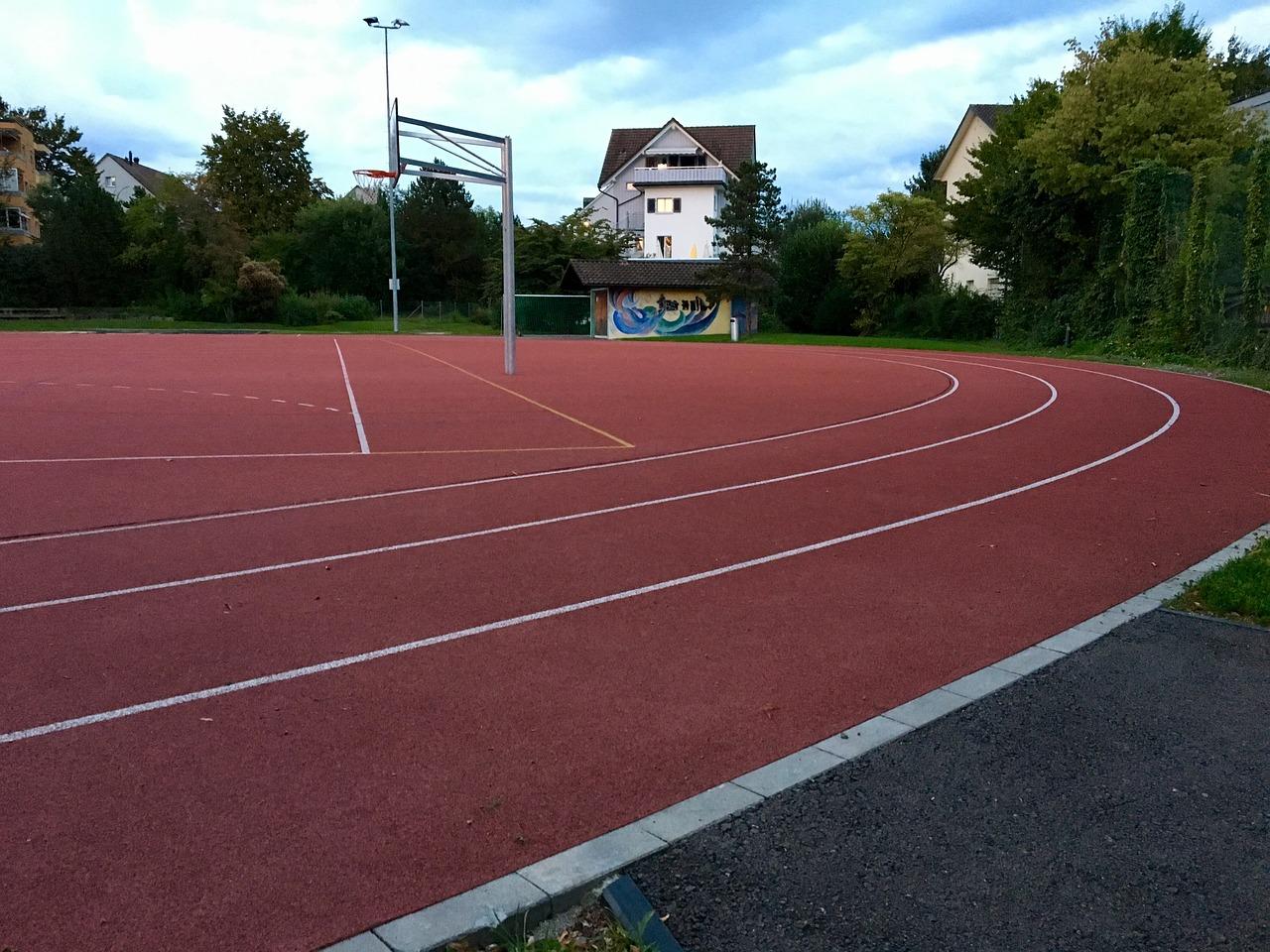 建一个塑胶跑道要多少钱