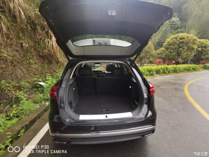 清明期间春雨洗刷过后的湘西新车红旗hs5第一次进山踏青