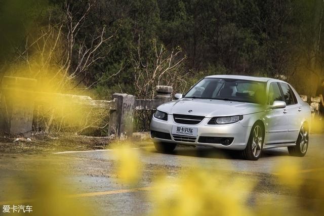 指触经典车低调的贴地飞行器萨博95