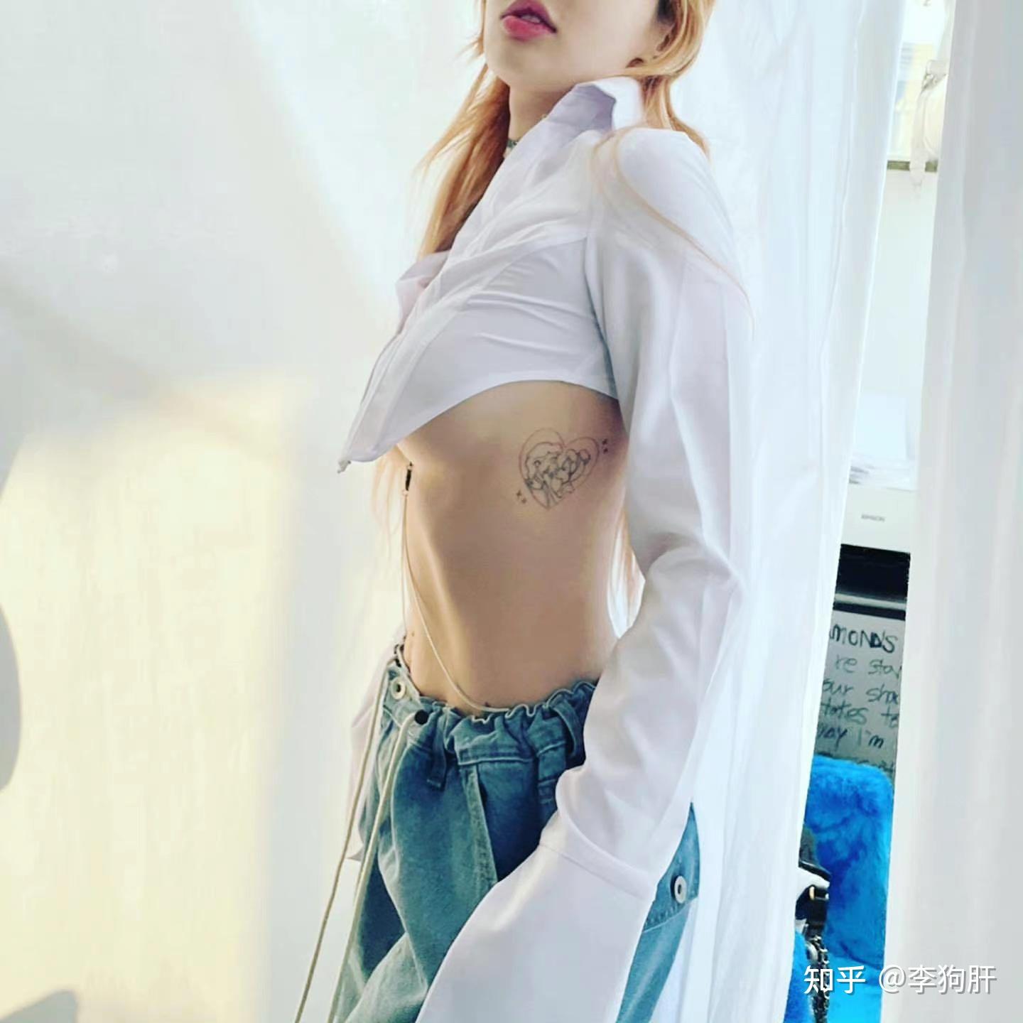 如何看待泫雅在韩国某大学校园祭演出跳舞时裸露出大半个胸部