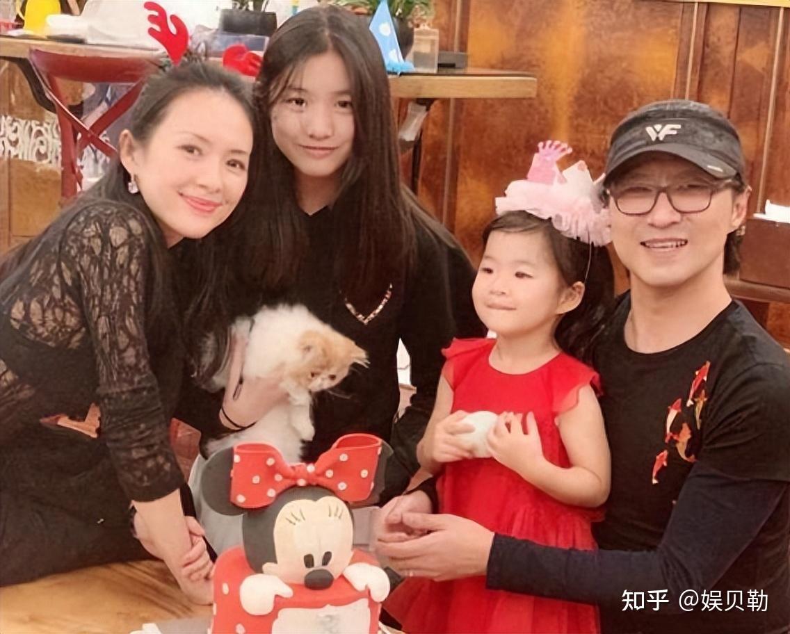 但是生育了女儿小苹果,第三任是康作如,二人生育了一个女儿,离婚后