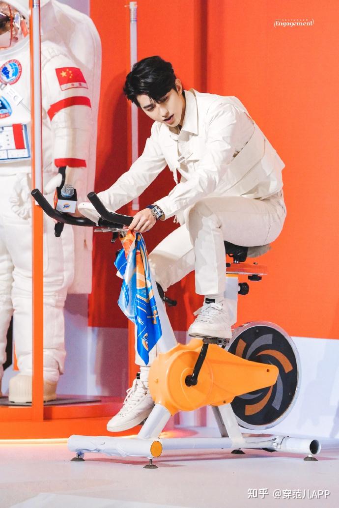 左滑看蔡徐坤小白鞋有多显腿长?3k穿着像1w