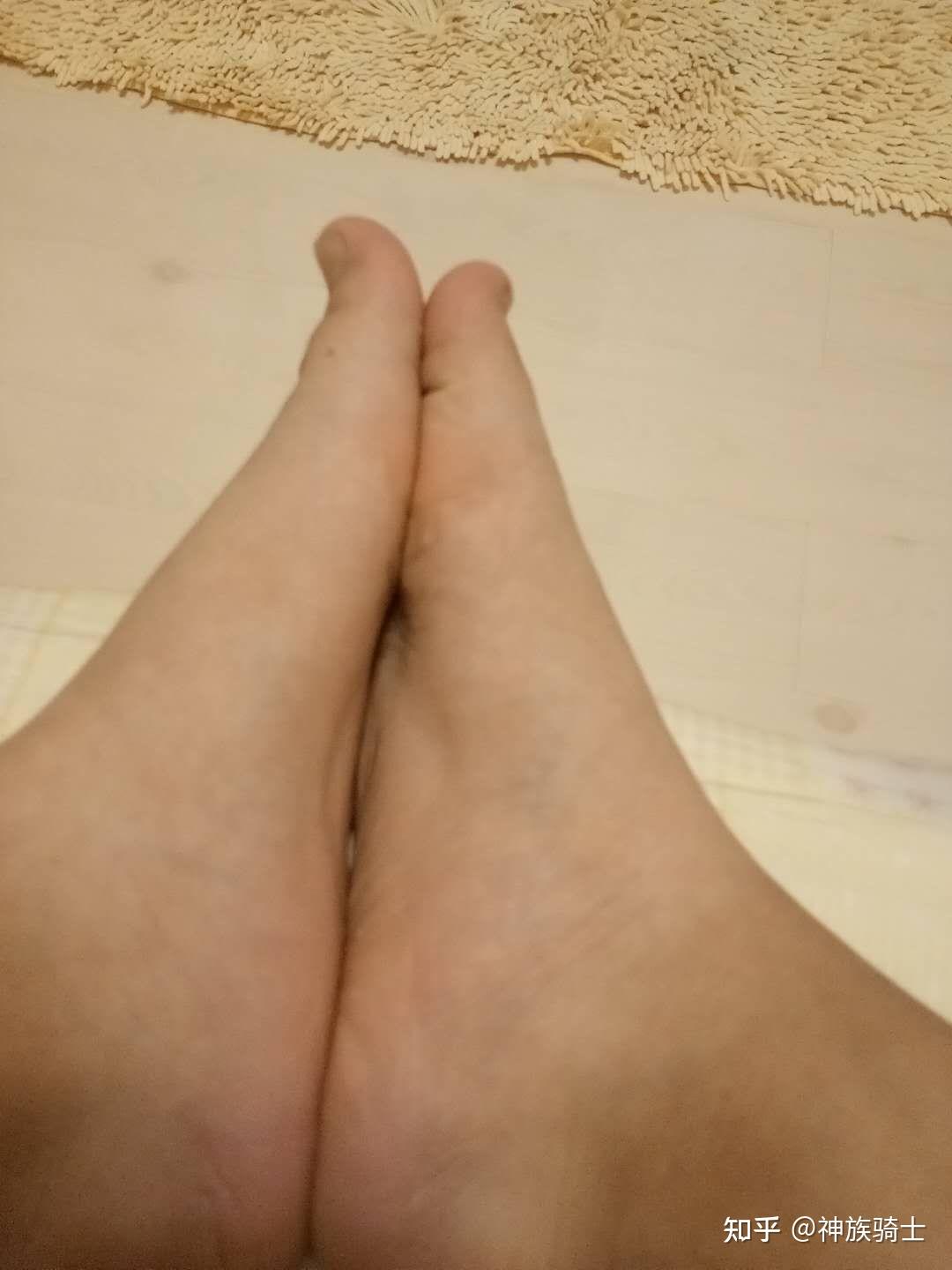 我想看两个女生脚底对脚底比大小哪个爸爸有