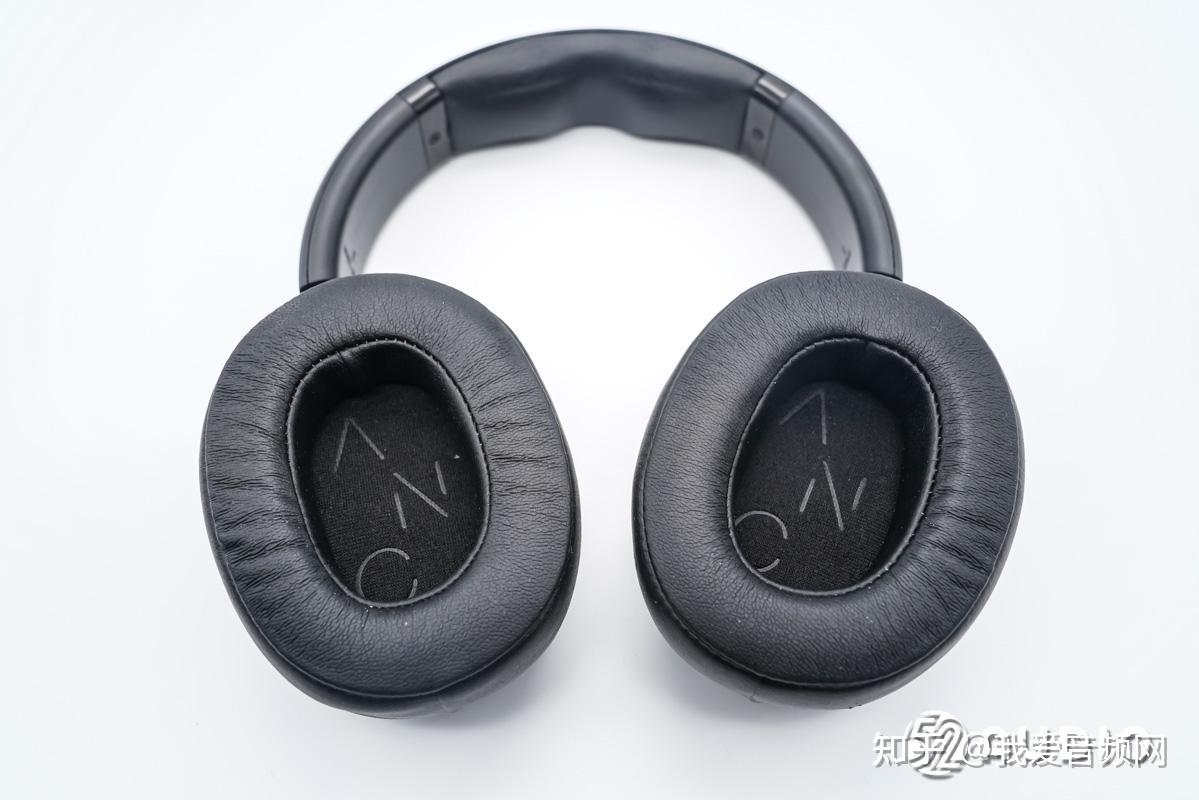 耳机外侧外观一览,耳壳背部采用简约设计,通过"x"型麦克风开孔,又使得