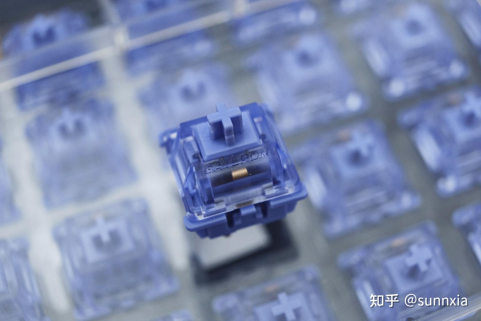 上盖依然是使用搭桥上盖,另一侧是"gateron"logo.