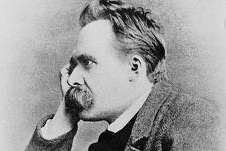 尼采为什么要抱着马哭？